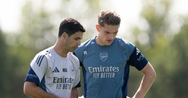 Tréner Arsenalu Mikel Arteta s útočníkom Viktorom Gyokeresom