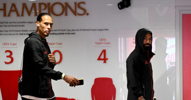 Virgil van Dijk (vľavo) a Mohamed Salah sa postarali o prehru Liverpoolu v Carabao Cupe s Crystal Palace