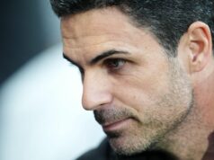 Scholes má pocit, že hráč Arsenalu sa už blíži k 100 miliónom libier, keďže sa blíži status „superstar“ Collection implicated of 'phony Pulis homage' as Mikel Arteta is branded 'George Graham 2.0'