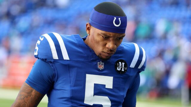 Colts 'Anthony Richardson sa zrazí v zahrievach 

