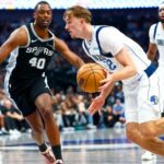 Cooper Flagg zvláda double-double, avšak uvádza, že spustenie Mavs „nie je vynikajúce“