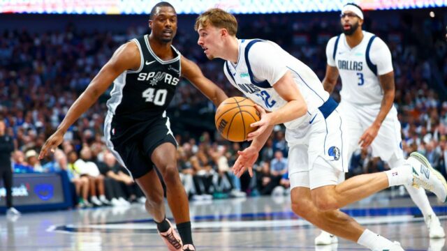 Cooper Flagg zvláda double-double, avšak uvádza, že spustenie Mavs „nie je vynikajúce“ 

