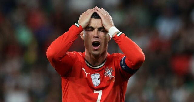 Cristiano Ronaldo z Portugalska reaguje počas zápasu s kvalifikáciou Majstrovstiev sveta 2026 medzi Portugalskom a Írskou republikou v Estadio Jose Alvalade 11. októbra 2025 v Lisabone v Portugalsku