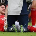 LONDÝN, ANGLICKO - 26. OKTÓBRA: Declan Rice z Arsenalu podstúpil lekárske ošetrenie počas zápasu Premier League medzi Arsenalom a Crystal Palace na Emirates Stadium 26. októbra 2025 v Londýne v Anglicku. (Foto: Clive Mason/Getty Images)
