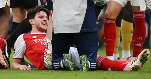 Declan Rice všetkým prezradil, kam ide jeho hlava po tom, LONDÝN, ANGLICKO - 26. OKTÓBRA: Declan Rice z Arsenalu podstúpil lekárske ošetrenie počas zápasu Premier League medzi Arsenalom a Crystal Palace na Emirates Stadium 26. októbra 2025 v Londýne v Anglicku. (Foto: Clive Mason/Getty Images)
