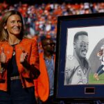 Majiteľka Broncos Carrie Walton Penner tlieskala počas posmrtného uvedenia Demaryiusa Thomasa