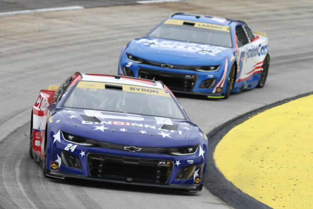 Denny Hamlin, Kyle Larson, William Byron a Chase Briscoe sa NASCAR: Preteky play-off série NASCAR Cup v Martinsville - Zdroj: Imagn