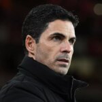 Mikel Arteta sa pozerá