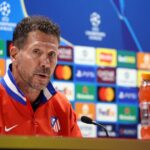 Diego Simeone hovorí pre médiá počas tlačovej konferencie.