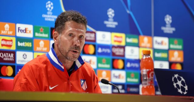 Diego Simeone hovorí pre médiá počas tlačovej konferencie. 