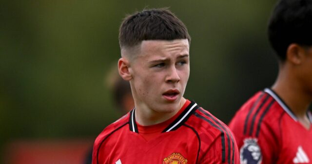 Dieťa Wayna Rooneyho prerušilo mlčanie o zranení po srdcervúcom probléme MANCHESTER, ANGLICKO – 23. AUGUSTA: Kai Rooney a Jariyah Shah z Manchestru United počas Premier League do 18 rokov medzi Manchester United U18 a Middlesbrough U18 na tréningovom ihrisku Carrington 23. augusta 2025 v Manchestri v Anglicku. (Foto: Anthony Devlin/Manchester United cez Getty Images)