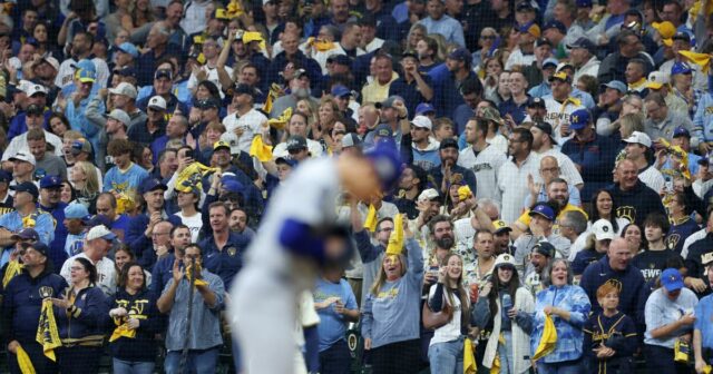 Dodgers začínajú fľaše vypúšťajúce potrubia potrubia z protichodných skupín 

