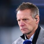 Stuart Pearce hovorí do mikrofónu