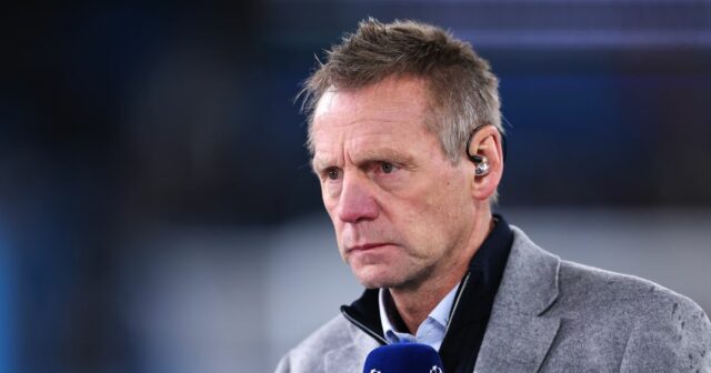 Stuart Pearce hovorí do mikrofónu