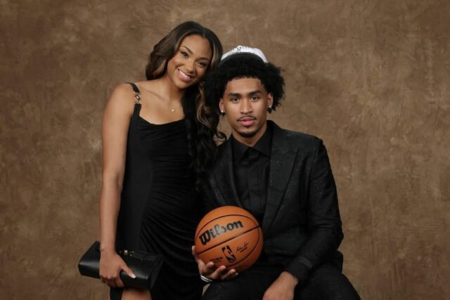 Dylan Harper Thaws ako partner JoJo Lacey ide nad a logo pochodového šialenstva