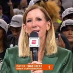Niekoľko fanúšikov vo Phoenixe bolo vidieť prstom, keď Cathy Engelbert oslovil dav