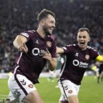 Obranca Craig Halkett oslavuje svojho víťaza neskoro Derby s Lawrence Shanklandom