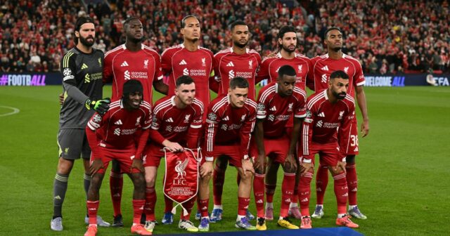 Hráči Liverpoolu pózujú na fotke