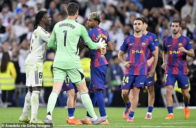 El Clasico padá priamo do chaosu: Lamine Yamal vyvolal masovú Hviezdy Barcelony sa stretli so svojimi náprotivkami z Realu Madrid na plný úväzok v rozpálenom El Clasicu