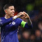 Enzo Fernandez z Chelsea oslavuje po strelení tretieho gólu svojho tímu počas zápasu MD3 fázy Ligy majstrov UEFA 2025/26 medzi Chelsea FC a AFC Ajax na Stamford Bridge 22. októbra 2025 v Londýne v Anglicku.