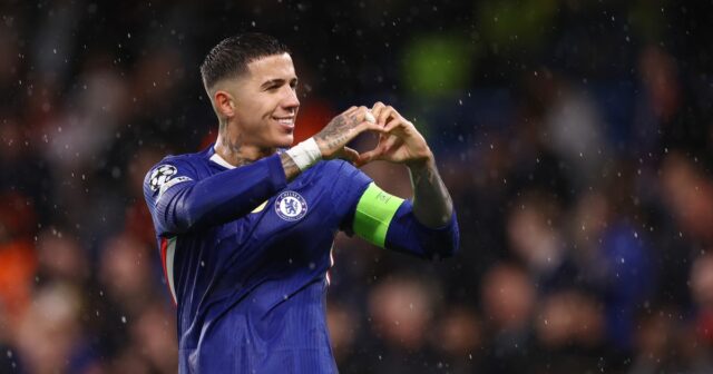 Enzo Fernandez z Chelsea oslavuje po strelení tretieho gólu svojho tímu počas zápasu MD3 fázy Ligy majstrov UEFA 2025/26 medzi Chelsea FC a AFC Ajax na Stamford Bridge 22. októbra 2025 v Londýne v Anglicku.