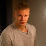 Erling Haaland pripravuje steak vo svojej kuchyni doma