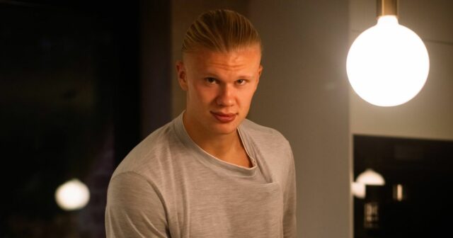 Erling Haaland pripravuje steak vo svojej kuchyni doma