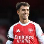Martin Zubimendi po víťazstve tímu v zápase Premier League medzi Arsenalom a West Hamom United na Emirates Stadium.