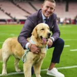 Kirk Herbstreit pózuje na fotke so svojím psom Petrom pred zápasom NFL v septembri