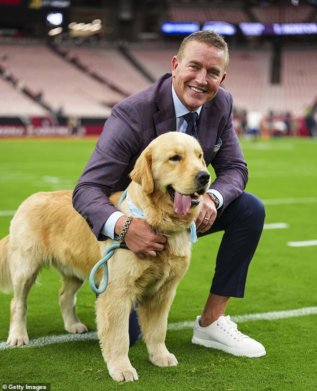 Expert podnecuje pobúrenie po tom, čo udrel vzácneho rodinného miláčika Kirk Herbstreit pózuje na fotke so svojím psom Petrom pred zápasom NFL v septembri