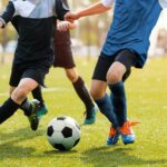 FA ide dole rozhodcovia a brankári z futbalových oblekov mladých ľudí v „úplnom chaose“ otrasom