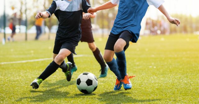 FA ide dole rozhodcovia a brankári z futbalových oblekov mladých ľudí v „úplnom chaose“ otrasom 

