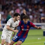 BARCELONA, Španielsko - 25. októbra: Barcelonský útočník Yamine Lamal, ktorý je v území UEFA Champions League, futbalový zápas v Barcelone a Shakhtar Donetsk UEFA Ligy v Barcelone (Foto Barcelons v Barcelone v Barcelone (Foto Barcelons v Barcelone v Barcelone (Foto Barcels Donetsk. Adria Puig/Anadolu cez Getty Images)