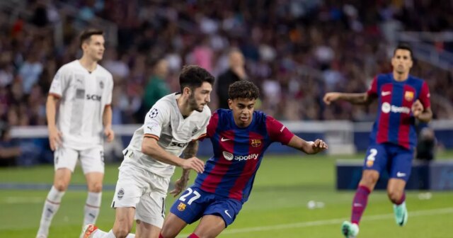 BARCELONA, Španielsko - 25. októbra: Barcelonský útočník Yamine Lamal, ktorý je v území UEFA Champions League, futbalový zápas v Barcelone a Shakhtar Donetsk UEFA Ligy v Barcelone (Foto Barcelons v Barcelone v Barcelone (Foto Barcelons v Barcelone v Barcelone (Foto Barcels Donetsk. Adria Puig/Anadolu cez Getty Images)