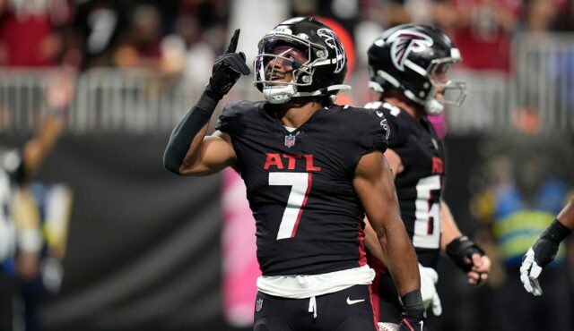 Falcons hviezda Bijan Robinson, ktorý robí efekt v minulosti futbalová oblasť 

