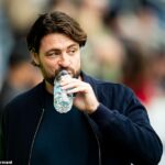 Russell Martin vezme dúšok z fľaše s vodou v ďalší Dire Day pre Rangers