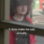 Virálny fanúšik Manchestru United, ktorý si neostrihá vlasy, kým klub nevyhrá päť zápasov v rade, hral v novej zábavnej reklame Paddy Power.