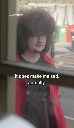 Fanúšik Viral Man United, ktorý si neostrihá vlasy, kým jeho Virálny fanúšik Manchestru United, ktorý si neostrihá vlasy, kým klub nevyhrá päť zápasov v rade, hral v novej zábavnej reklame Paddy Power.