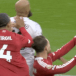 Fanúšikovia Liverpoolu sú nahnevaní, pretože „treba ukončiť hru“, keďže Guy Utd umlčal Anfield