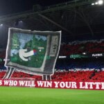 Priaznivci Crystal Palace držia transparent s nápisom „My sme chlapci, ktorí vyhrajú váš malý zápas“ pred zápasom fázy MD2 UEFA Conference League 2025/26 medzi Crystal Palace FC a AEK Larnaca FC.