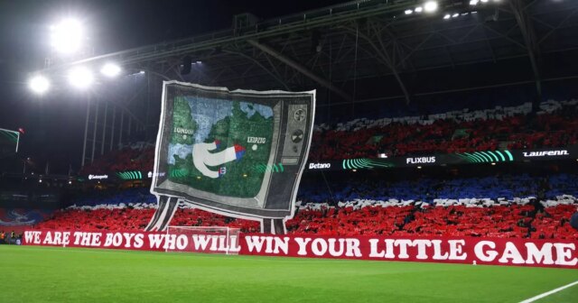 Priaznivci Crystal Palace držia transparent s nápisom „My sme chlapci, ktorí vyhrajú váš malý zápas“ pred zápasom fázy MD2 UEFA Conference League 2025/26 medzi Crystal Palace FC a AEK Larnaca FC.