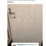 Phil Gould odstránil tweet, ktorý mu ukázal, že sa odrážal v toaletných dverách, keď sa prežíval, a pokrčil ho jednoduchým „hops“, pretože jeho nasledovníci mali deň v teréne