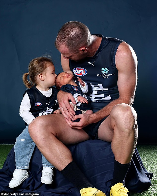 Footy celebrita odhaľuje, ako ho úmrtnosť jeho otca priviedla k Bývalá hviezda Calrton AFL Sam Docherty čelila mnohým výzvam, vrátane toho, že dvakrát bojovala s rakovinou semenníkov