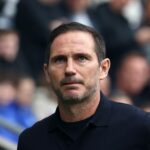 Frank Lampard, manažér Coventry City, sa prizerá počas zápasu Sky Bet Championship medzi Coventry City a Birmingham City v The Coventry Building Society Arena 27. septembra 2025 v Coventry v Anglicku.