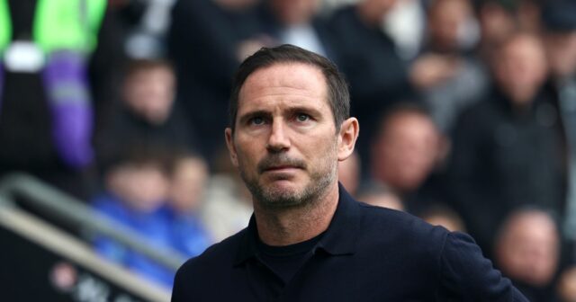 Frank Lampard, manažér Coventry City, sa prizerá počas zápasu Sky Bet Championship medzi Coventry City a Birmingham City v The Coventry Building Society Arena 27. septembra 2025 v Coventry v Anglicku.