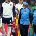 Hráči Anglicka a Walesu vyšli s maskotmi s demenciou pred zápasom vo Wembley vo štvrtok