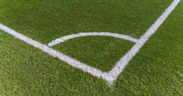 Futbalista si skutočne zlomil hlavu po tom, čo sa chlapské Rohový kvadrant na futbalovom ihrisku