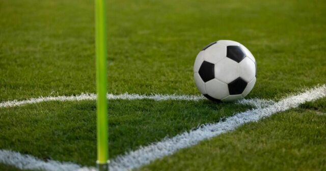 Futbalová kombinéza bola opustená v polčase po 3 červených kartách a hráč vyhadzoval pasáž|Futbal|Športová aktivita 

