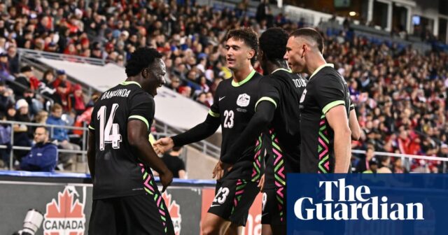 Futbalové jazdecké vlna energie v smere ešte dobrého kreslenia hrnčeka Globe | Austrália 

