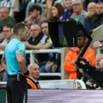 Rozhodca Jarred Gillett sleduje obrazovku VAR po udelení penalty Arsenalu